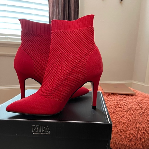 NIB ❤️ Red Glove Ankle Heel Boots- Booties 6.5 - Picture 9 of 9